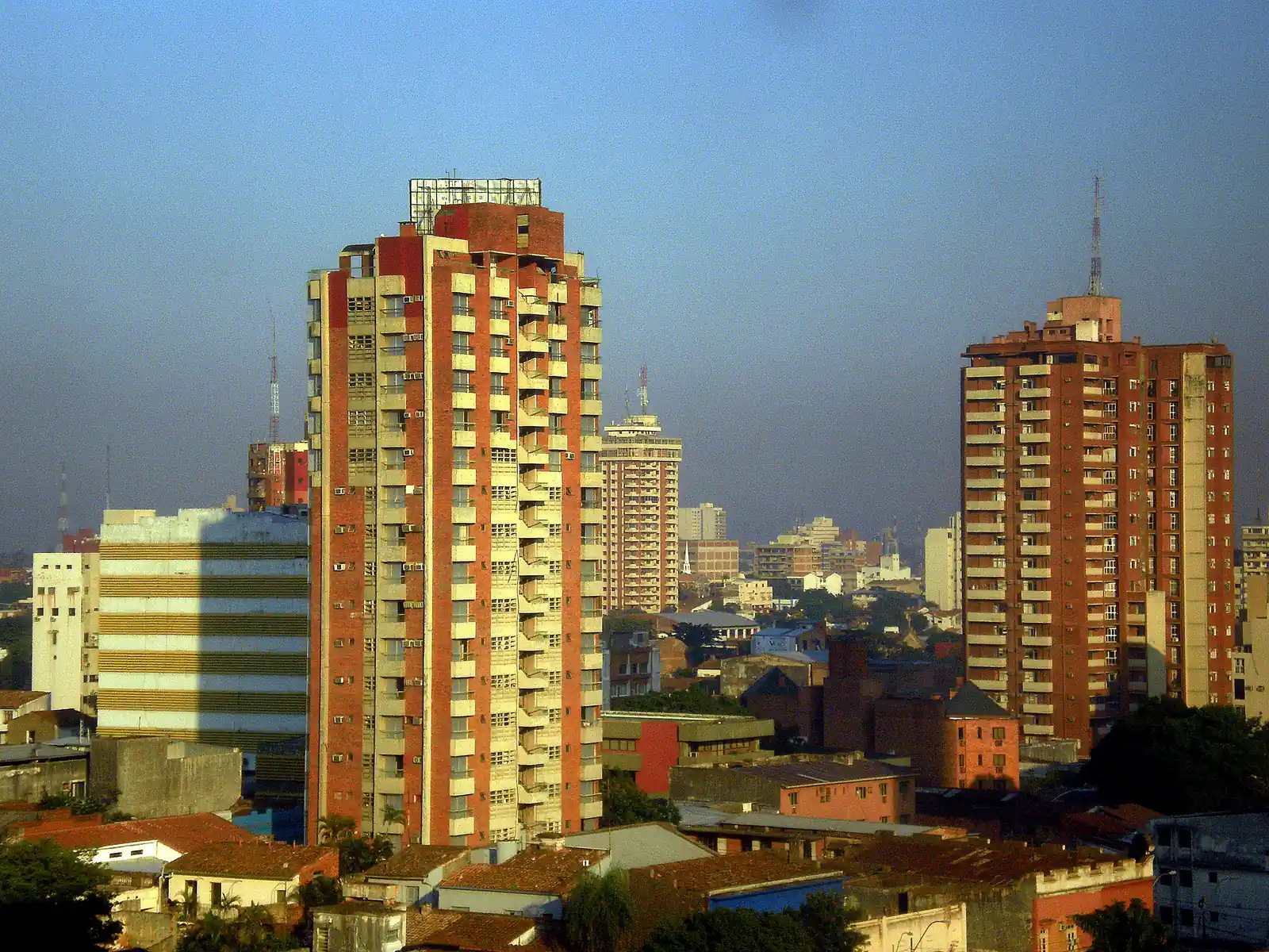 Edifício Balmoral e outras torres residenciais no centro de Assunção, no Paraguai
