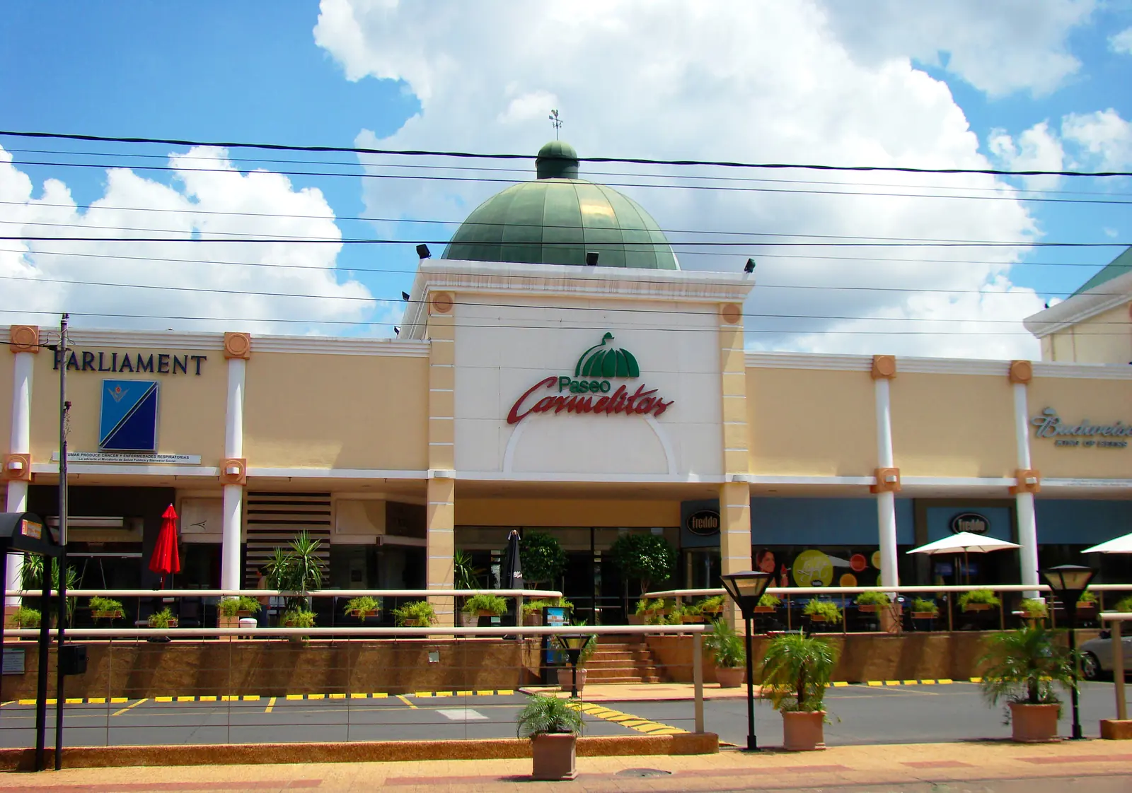 Fachada do Paseo Carmelitas, em Assunção, centro de bares e restaurantes recomendado por Sam Goetz