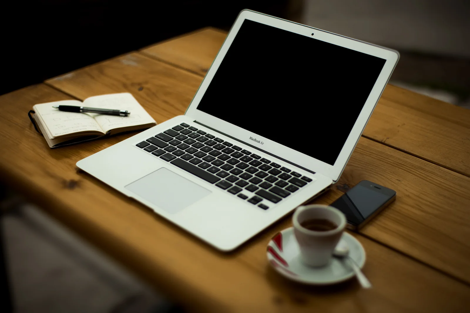 Mesa de home office com notebook e internet fixa para trabalho remoto no Paraguai