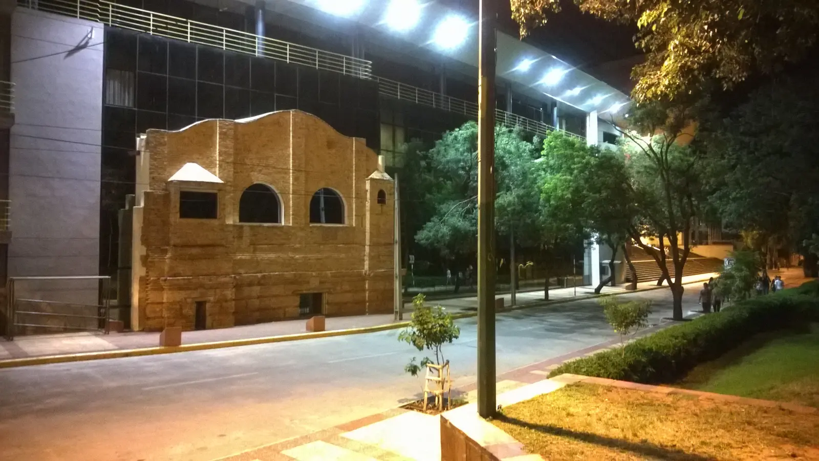 Congresso Nacional do Paraguai em Assunção à noite, sede do Legislativo que aprovou a Ley 6984/2022 e a residência em duas etapas
