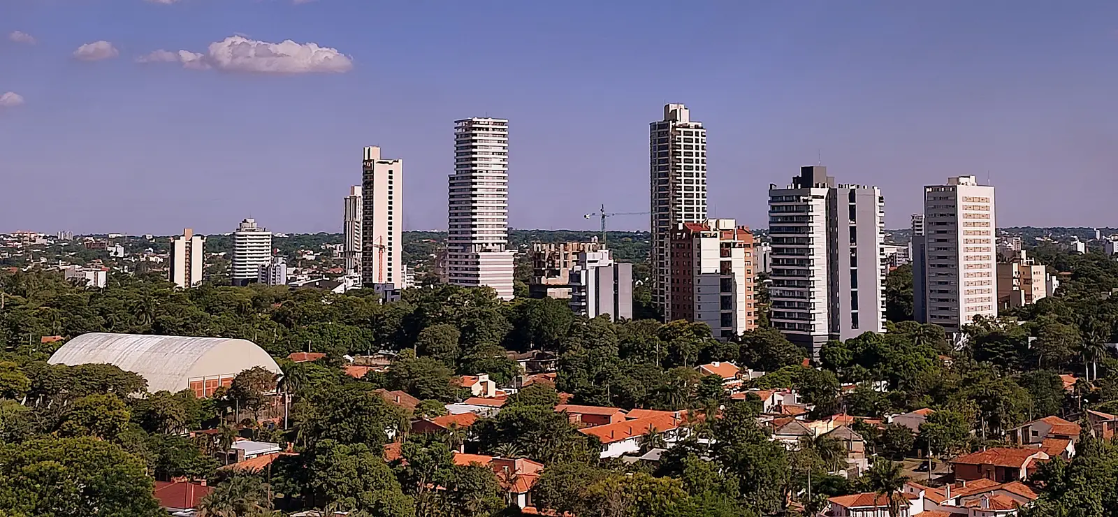 Prédios residenciais e um guindaste de obra em Assunção: imóvel na planta também pode servir ao Investor Pass