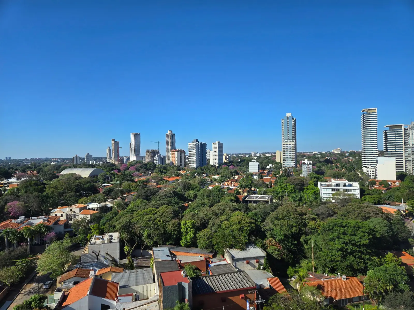 Bairro residencial e prédios de Assunção vistos do alto