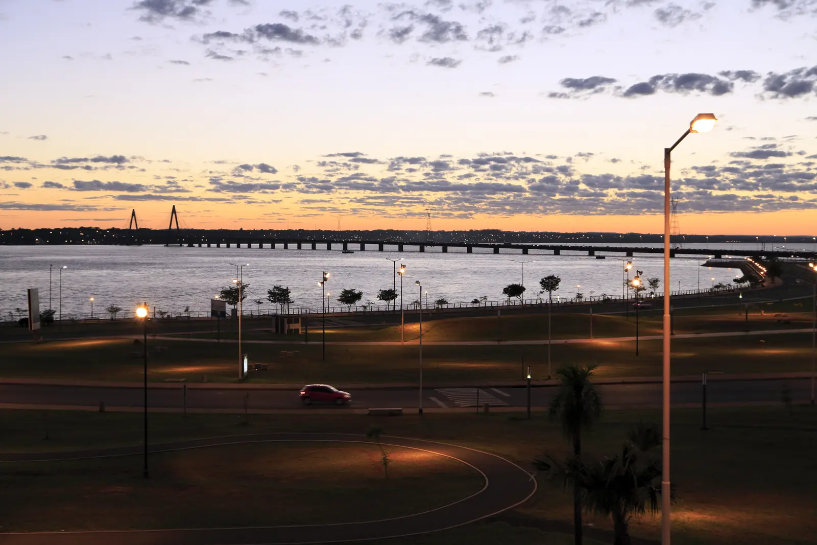 Costanera de Encarnación e a ponte San Roque González sobre o rio Paraná, única travessia de Itapúa para a Argentina durante as cheias